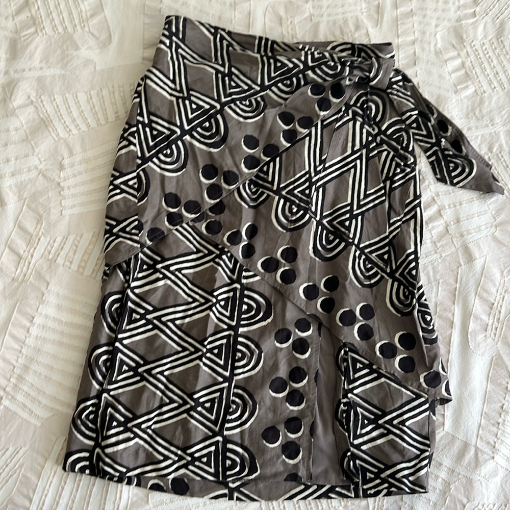 Maeve (Anthropologie) gray/black/cream geometric printed wrap skirt. Size 2